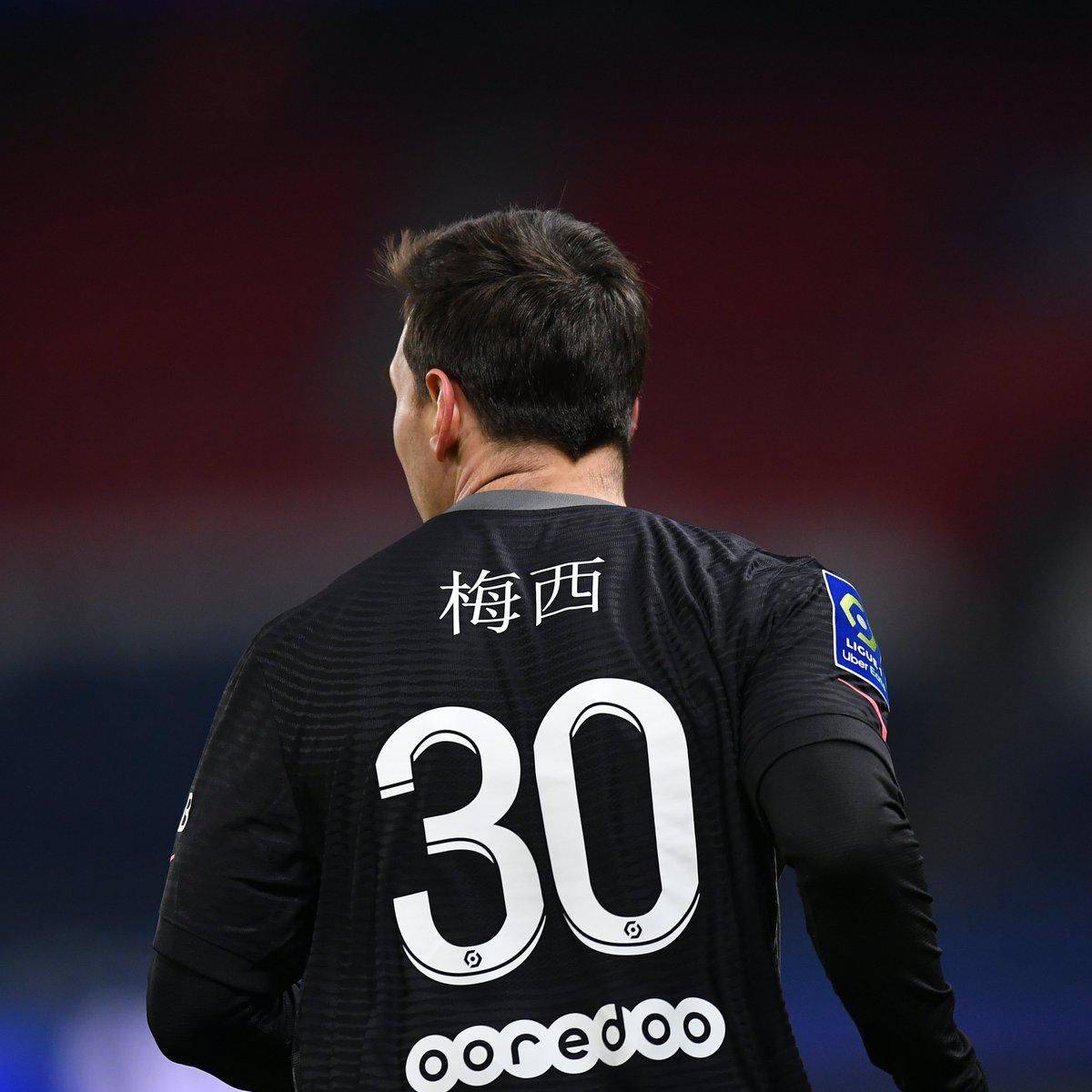中均具有